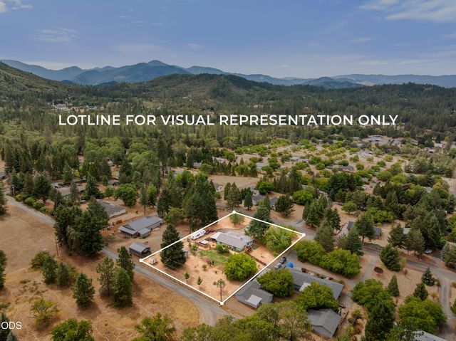 221 Village Lane, Grants Pass, OR 97527
