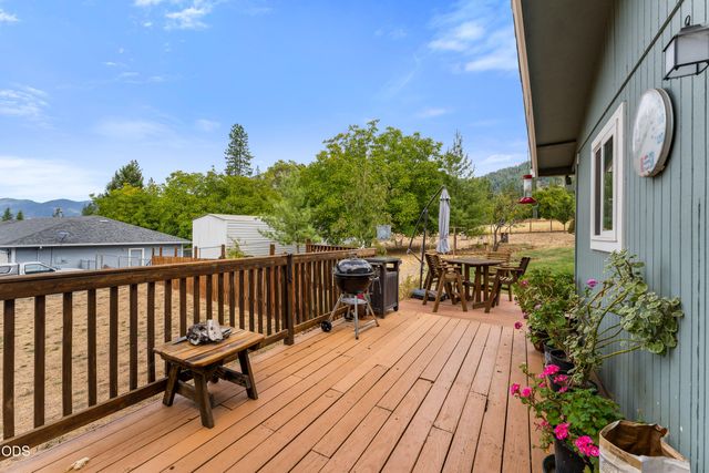 221 Village Lane, Grants Pass, OR 97527