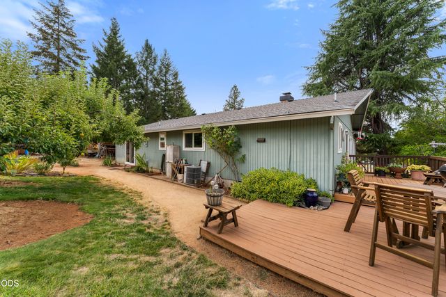 221 Village Lane, Grants Pass, OR 97527