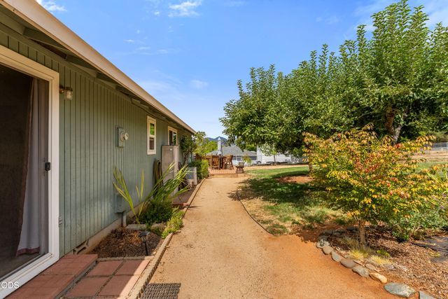 221 Village Lane, Grants Pass, OR 97527