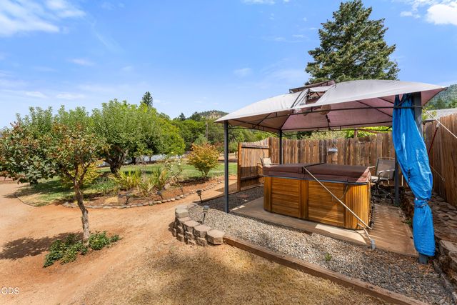 221 Village Lane, Grants Pass, OR 97527