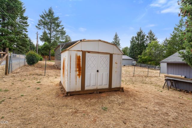 221 Village Lane, Grants Pass, OR 97527
