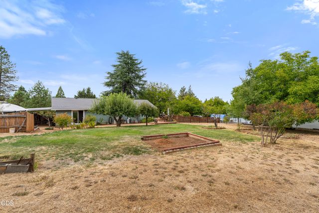 221 Village Lane, Grants Pass, OR 97527