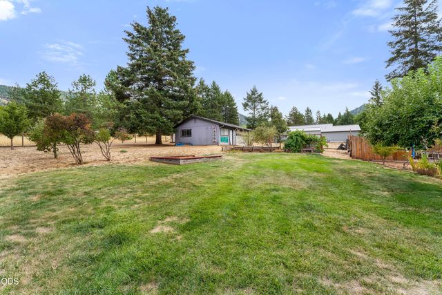 221 Village Lane, Grants Pass, OR 97527