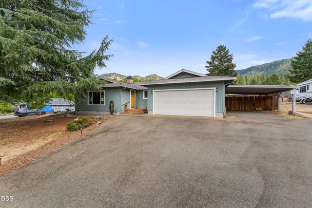 221 Village Lane, Grants Pass, OR 97527