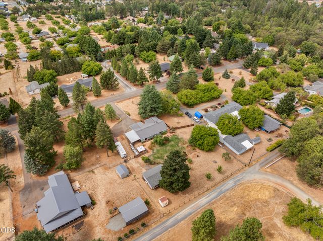 221 Village Lane, Grants Pass, OR 97527