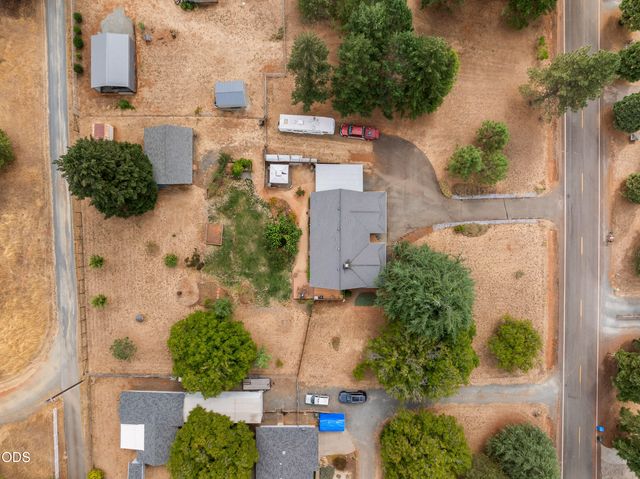 221 Village Lane, Grants Pass, OR 97527