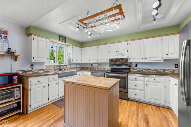 221 Village Lane, Grants Pass, OR 97527