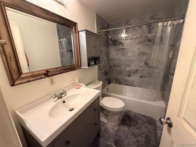 8819 Woodshire Drive, White Lake, MI 48386