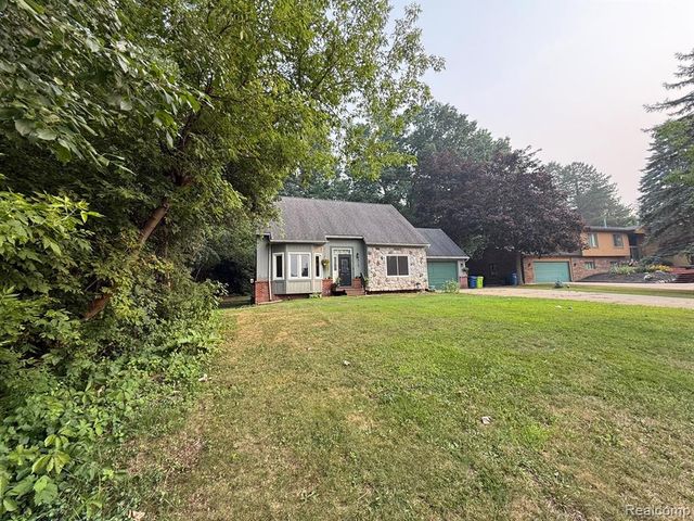 8819 Woodshire Drive, White Lake, MI 48386