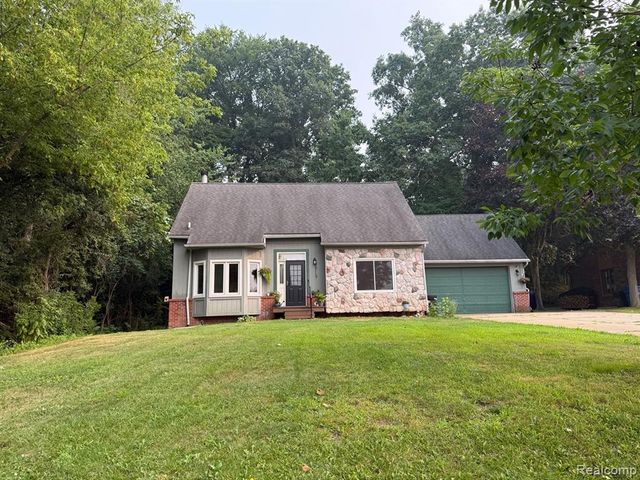 8819 Woodshire Drive, White Lake, MI 48386