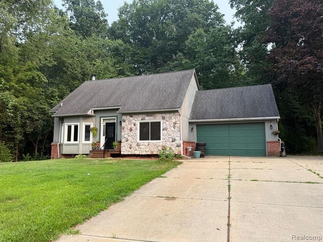 8819 Woodshire Drive, White Lake, MI 48386