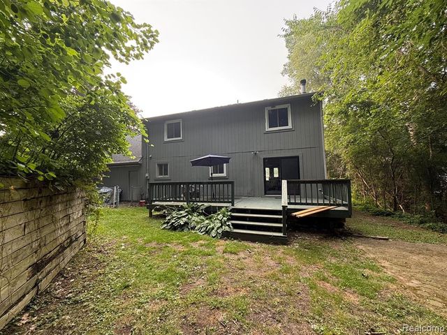 8819 Woodshire Drive, White Lake, MI 48386
