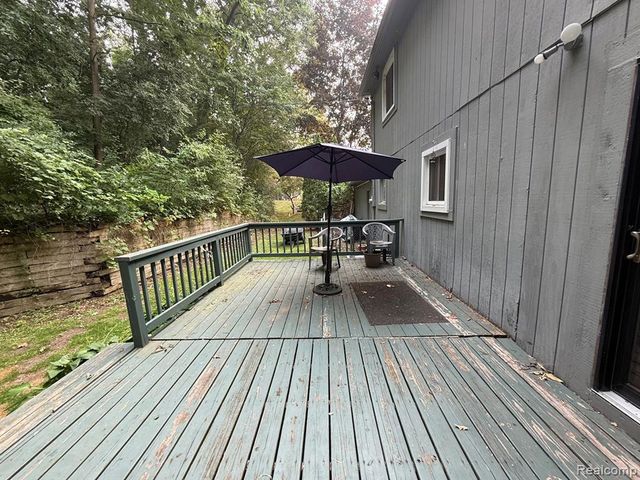 8819 Woodshire Drive, White Lake, MI 48386