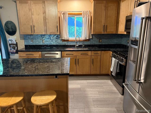 8819 Woodshire Drive, White Lake, MI 48386