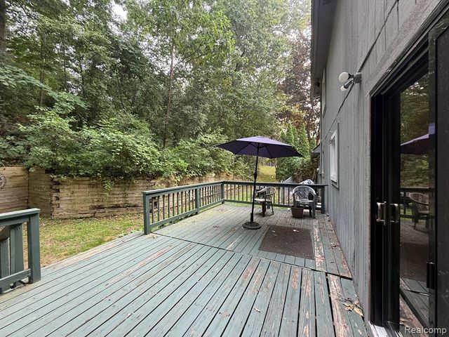 8819 Woodshire Drive, White Lake, MI 48386