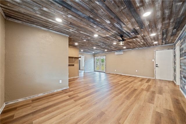 1702 Santa Fe Dr, Kingsville, TX 78363