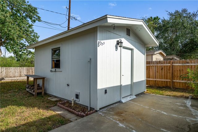 1702 Santa Fe Dr, Kingsville, TX 78363