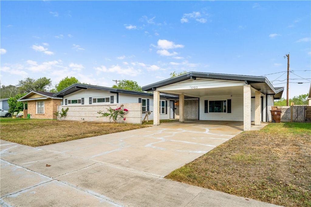1702 Santa Fe Dr, Kingsville, TX 78363