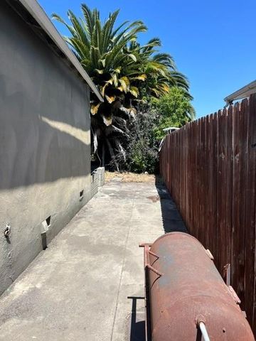 1225 Cypress Street, East Palo Alto, CA 94303
