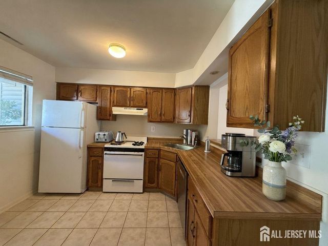 12 Sunflower Court, Edison, NJ 08820