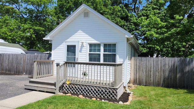 95 Pleasure Avenue, Ronkonkoma, NY 11779