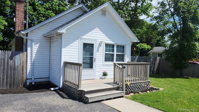 95 Pleasure Avenue, Ronkonkoma, NY 11779
