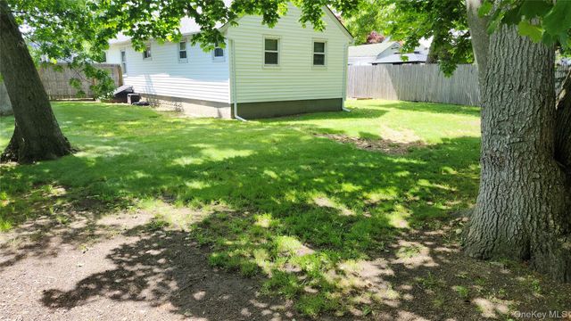 95 Pleasure Avenue, Ronkonkoma, NY 11779