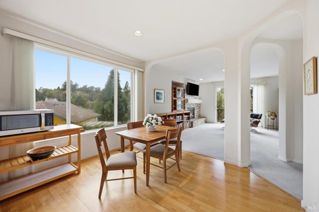 7576 Meadowlark Dr, Sebastopol, CA 95472