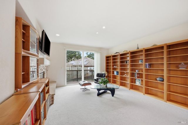 7576 Meadowlark Dr, Sebastopol, CA 95472