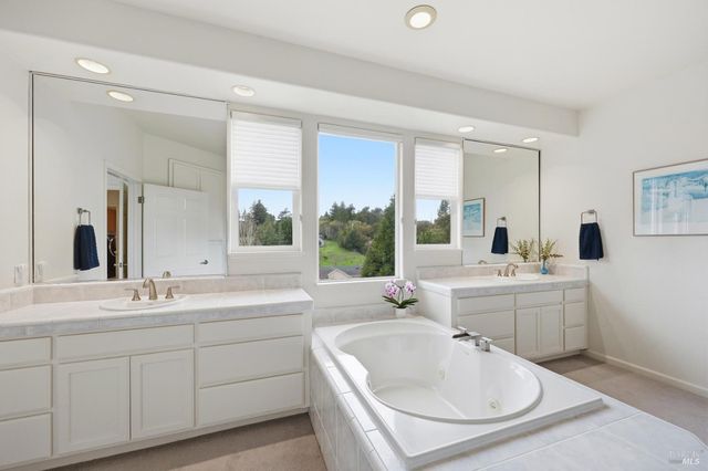 7576 Meadowlark Dr, Sebastopol, CA 95472