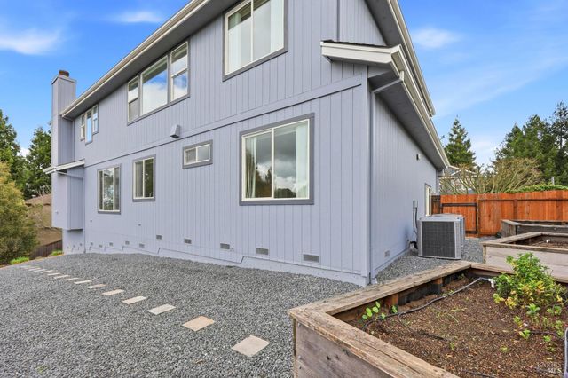 7576 Meadowlark Dr, Sebastopol, CA 95472