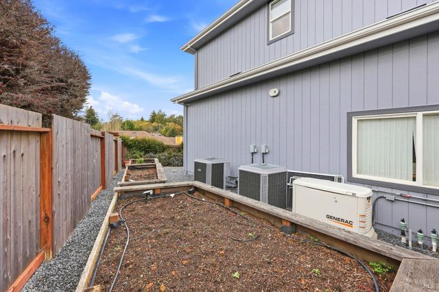 7576 Meadowlark Dr, Sebastopol, CA 95472