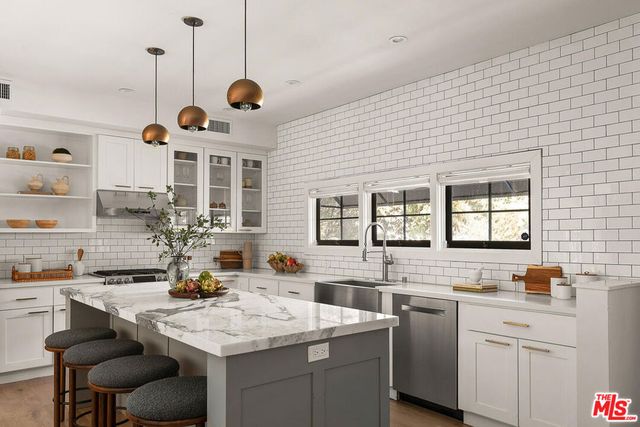 940 Westchester Place, Los Angeles, CA 90019