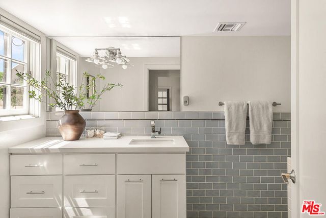 940 Westchester Place, Los Angeles, CA 90019