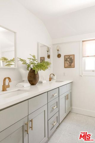 940 Westchester Place, Los Angeles, CA 90019