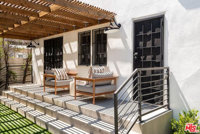 940 Westchester Place, Los Angeles, CA 90019