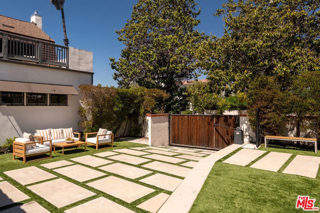 940 Westchester Place, Los Angeles, CA 90019