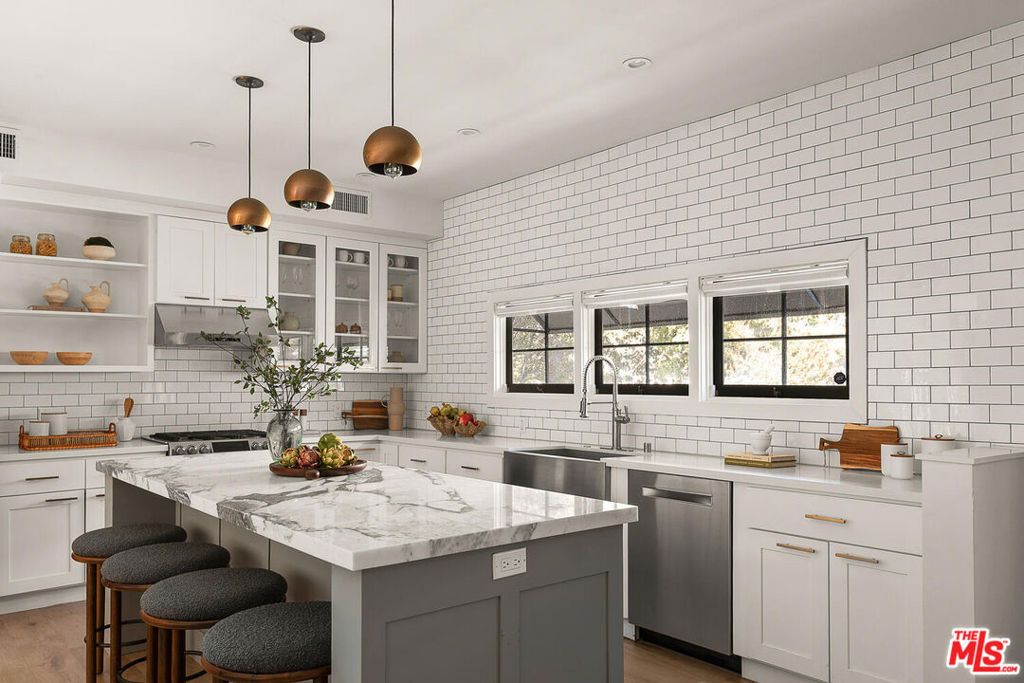 Image 11 of property listing at 940 Westchester Place, Los Angeles, CA 90019