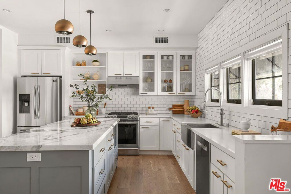 Image 12 of property listing at 940 Westchester Place, Los Angeles, CA 90019