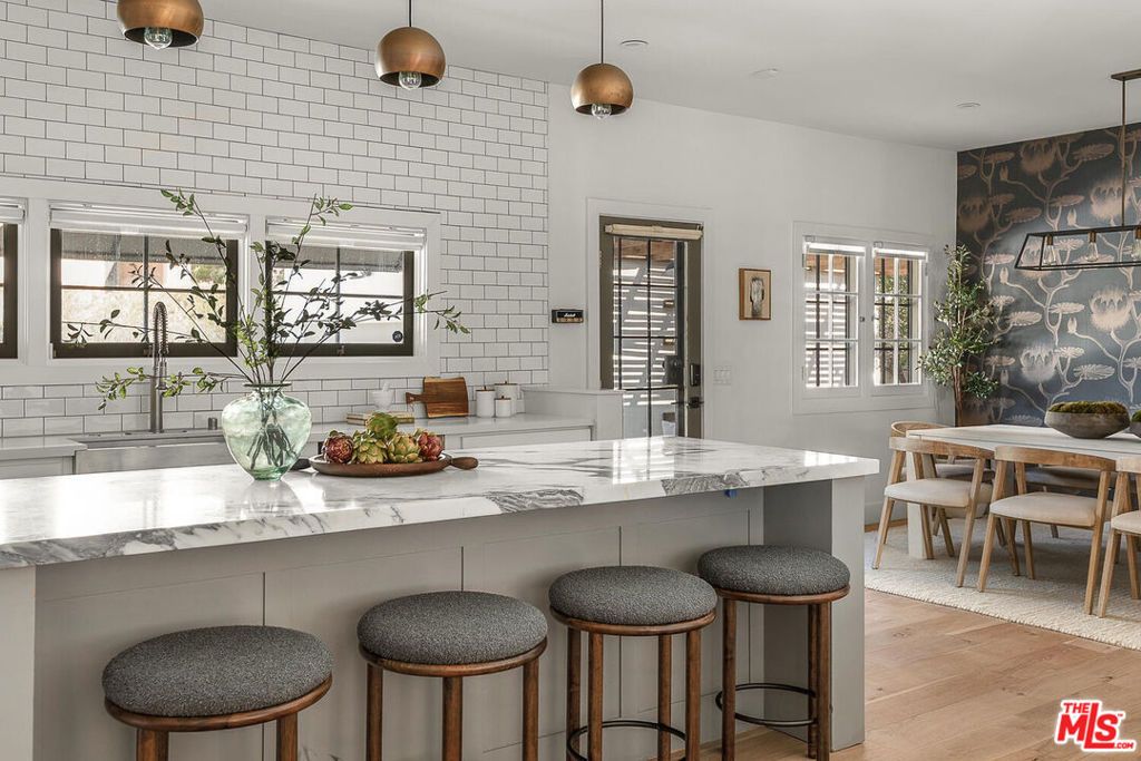 Image 13 of property listing at 940 Westchester Place, Los Angeles, CA 90019