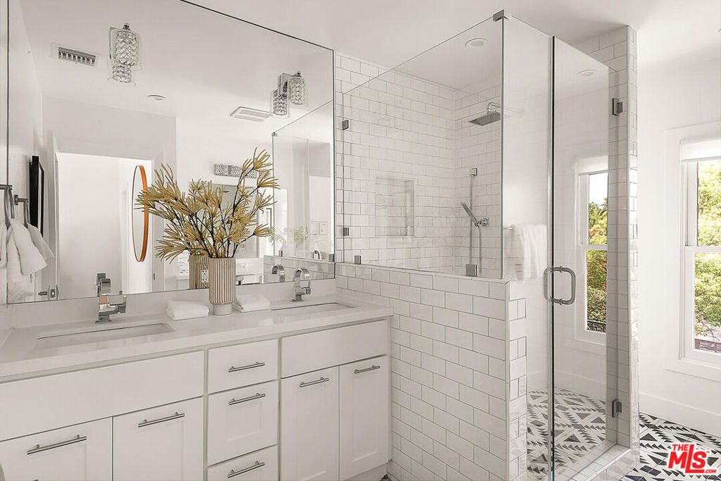 Image 24 of property listing at 940 Westchester Place, Los Angeles, CA 90019