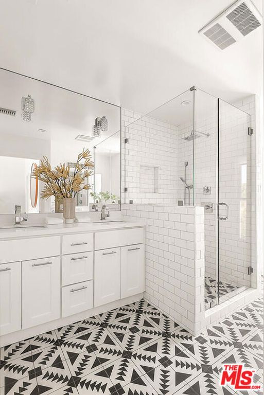 Image 25 of property listing at 940 Westchester Place, Los Angeles, CA 90019