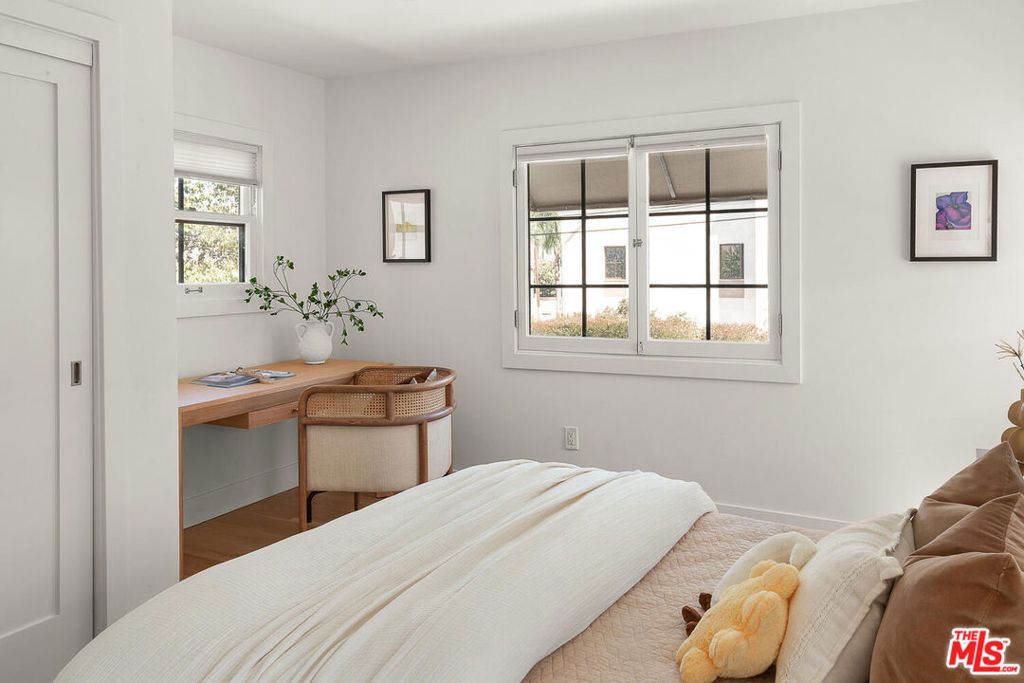 Image 29 of property listing at 940 Westchester Place, Los Angeles, CA 90019