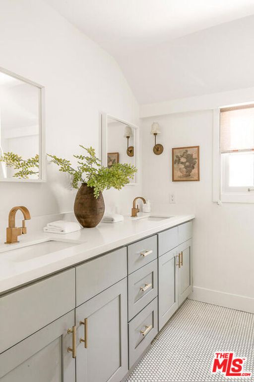 Image 30 of property listing at 940 Westchester Place, Los Angeles, CA 90019