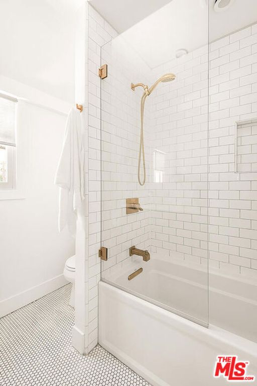 Image 31 of property listing at 940 Westchester Place, Los Angeles, CA 90019