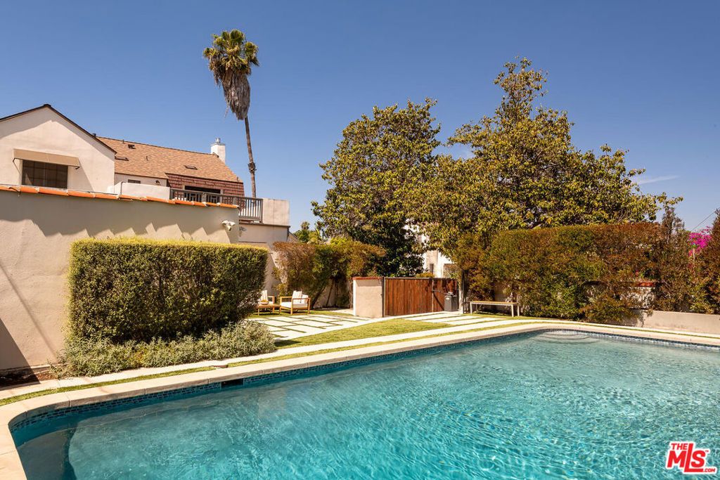 Image 37 of property listing at 940 Westchester Place, Los Angeles, CA 90019