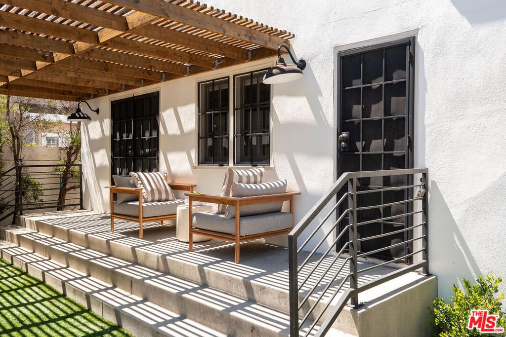 Image 40 of property listing at 940 Westchester Place, Los Angeles, CA 90019