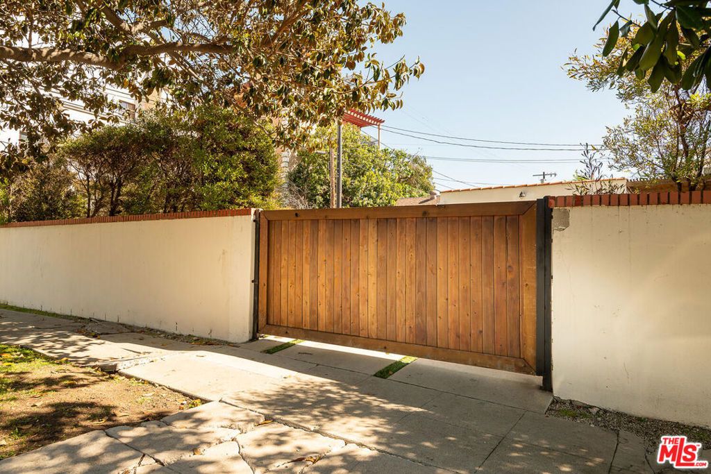 Image 42 of property listing at 940 Westchester Place, Los Angeles, CA 90019