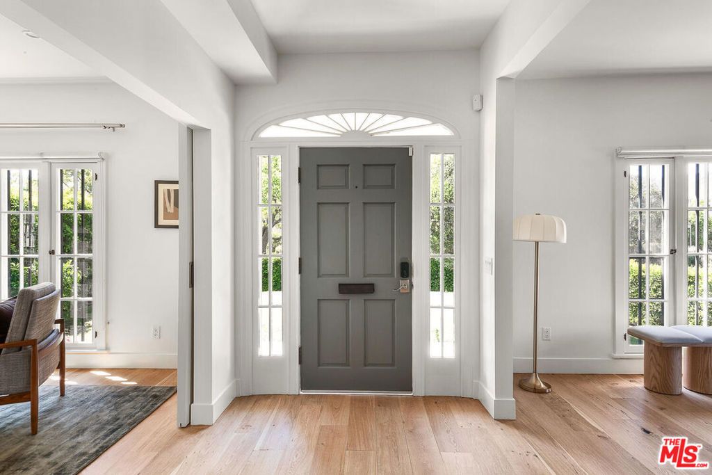 Image 6 of property listing at 940 Westchester Place, Los Angeles, CA 90019